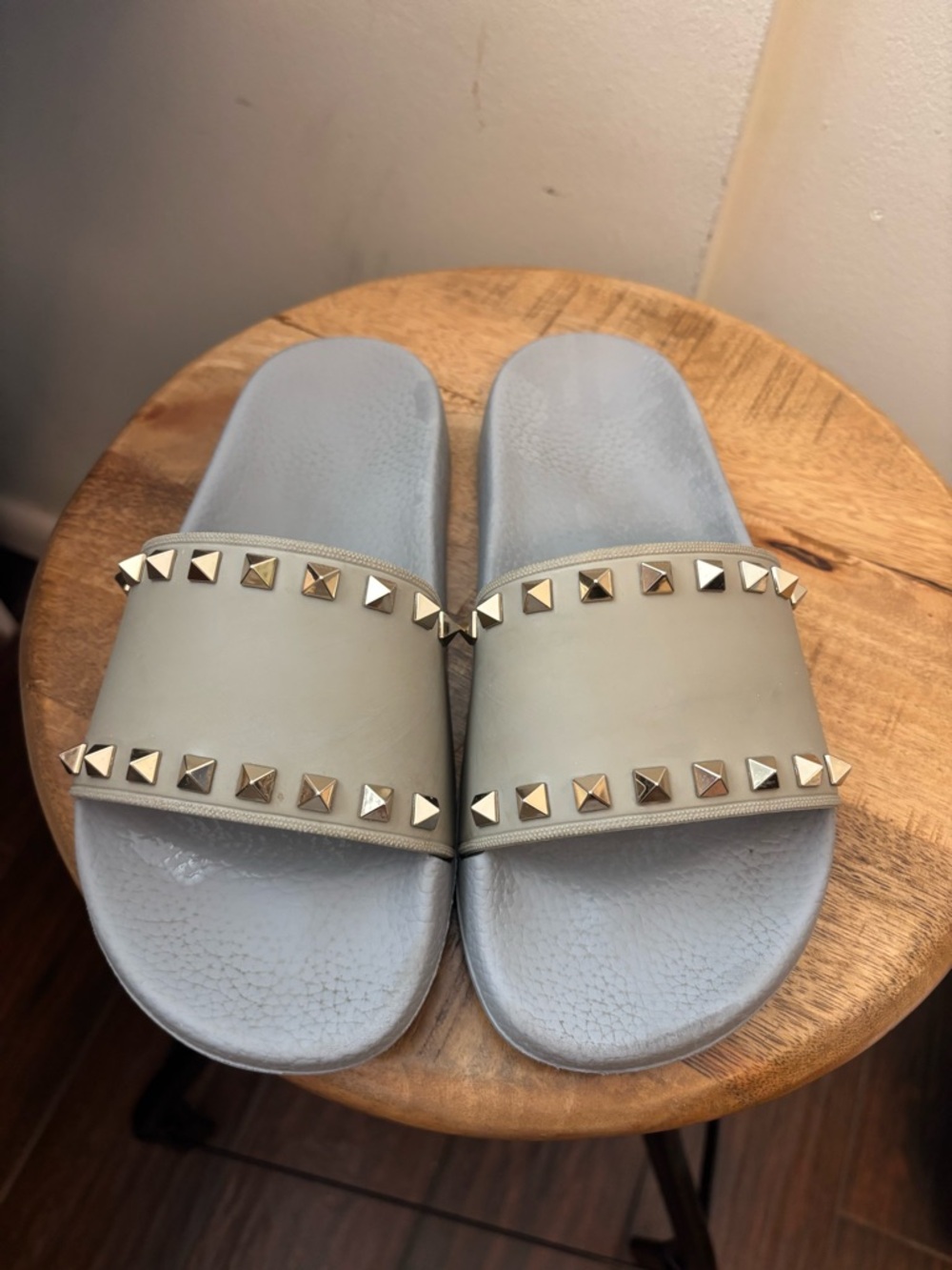 Valentino Garavani Light Gray Logo Slide Sandals $490